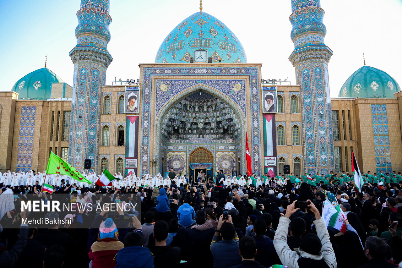 اجتماع بزرگ شیعیان در جمکران؛ قم در شب نیمه شعبان غرق در نور و شکوه شد