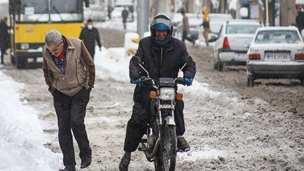 لغزندگی معابر شمال و شمال شرقی تهران بدلیل بارش زیبای برف و عدم دید کافی/ با احتیاط برانید